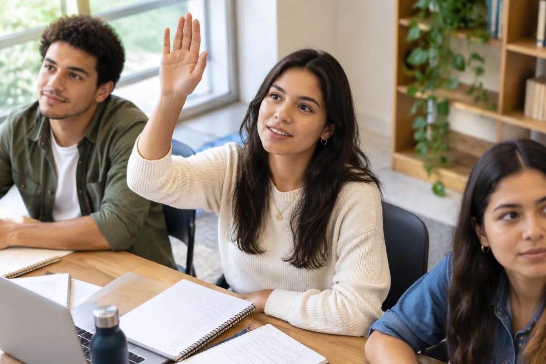 Grupo pequeno lendo folhas de argumentos em volta de uma mesa comprida